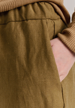 Close-up on model's hand in pocket of Casey Casey Long Chasse pant in beige